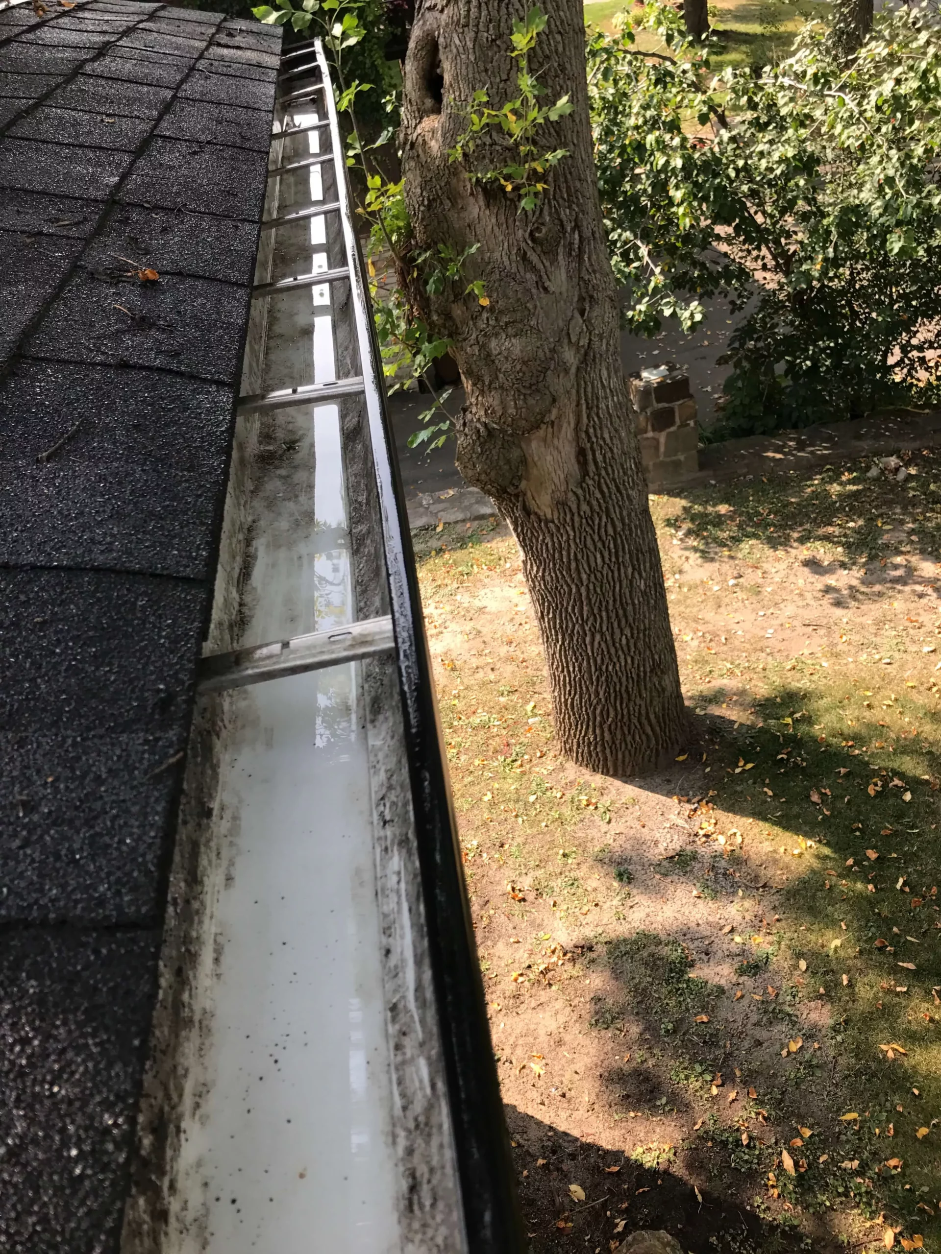 Gutter cleaning on the North Shore, Laval and Bois-des-Filion.