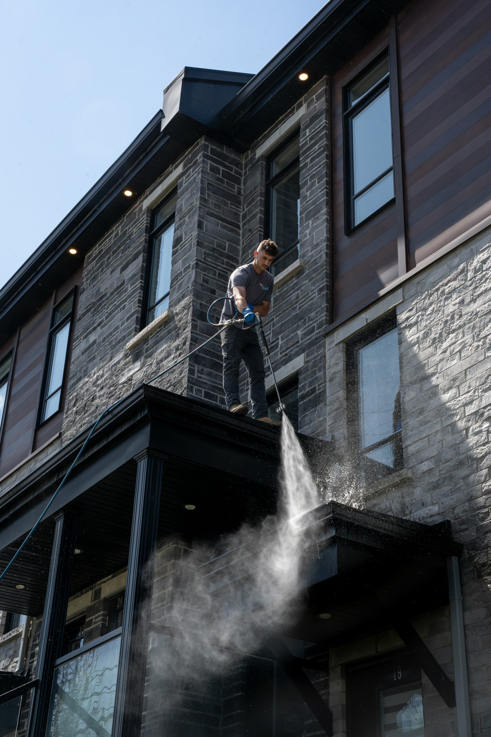 Gutter cleaning on the North Shore, Laval and Bois-des-Filion.